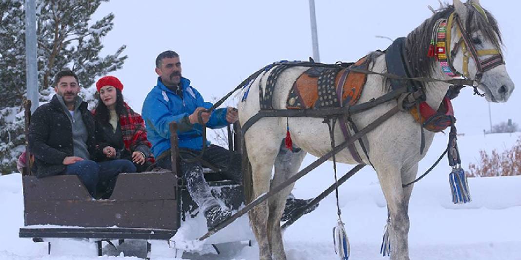 Aziziye Tabyaları beyaz örtüyle kaplandı, Türk geleneği başladı: At sırtında dört nala koşturuyorlar 3